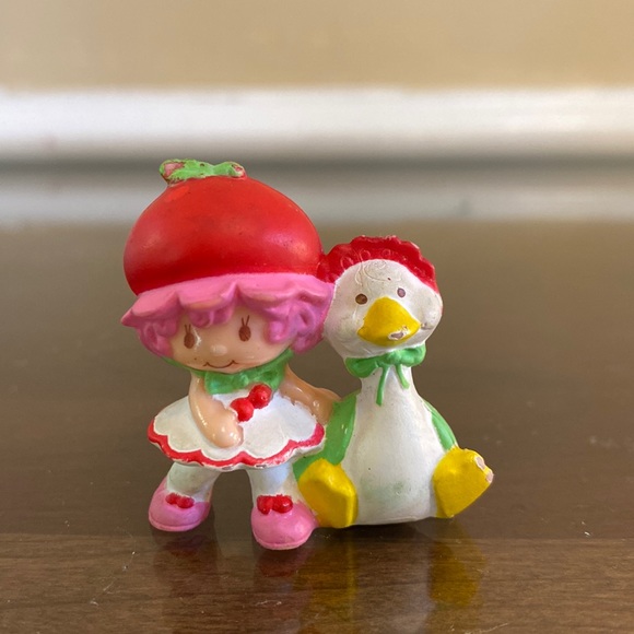 Strawberry Shortcake Other - Strawberry Shortcake mini Cherry Cuddler with Gooseberry figure